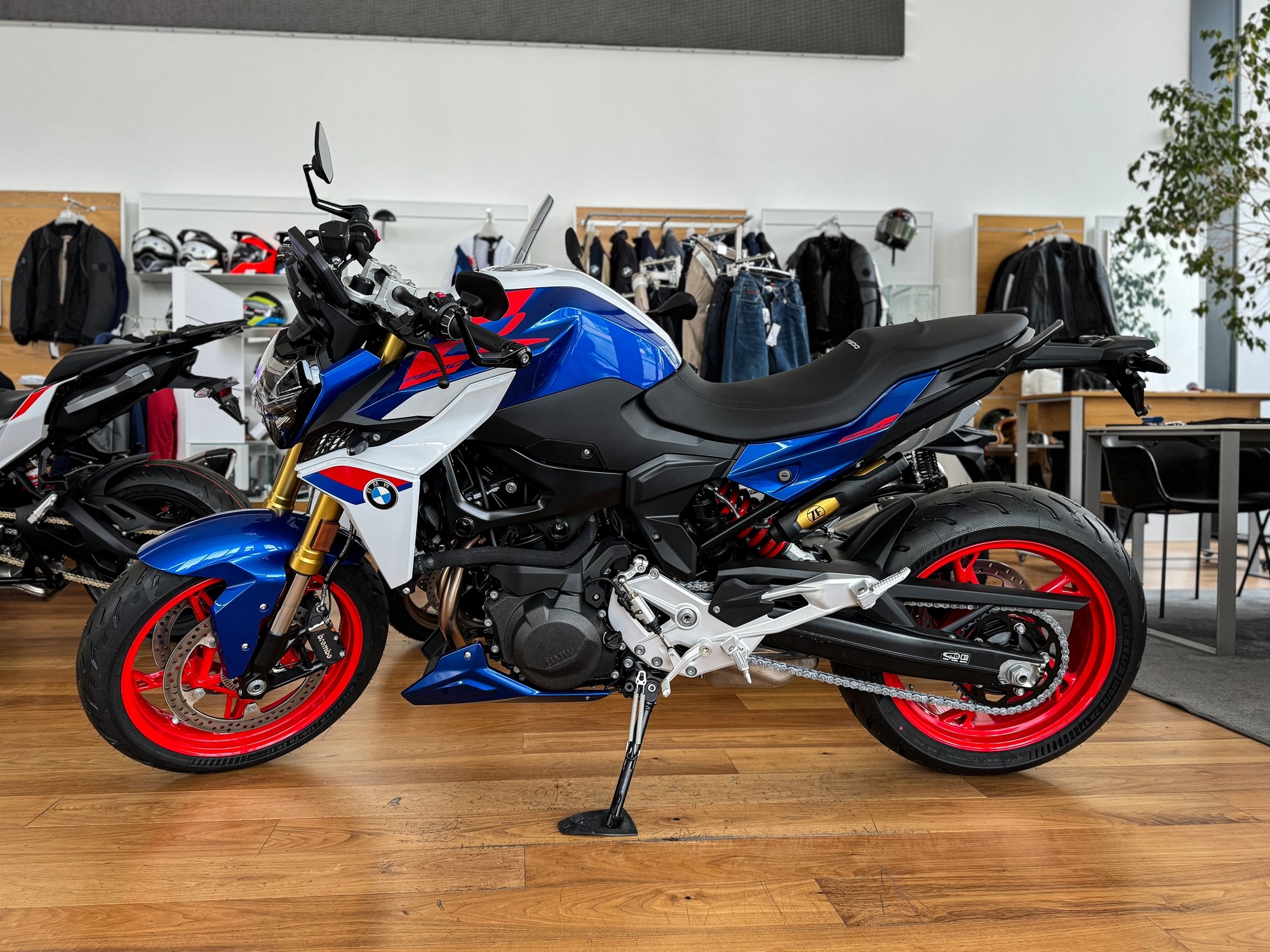 F 900 R