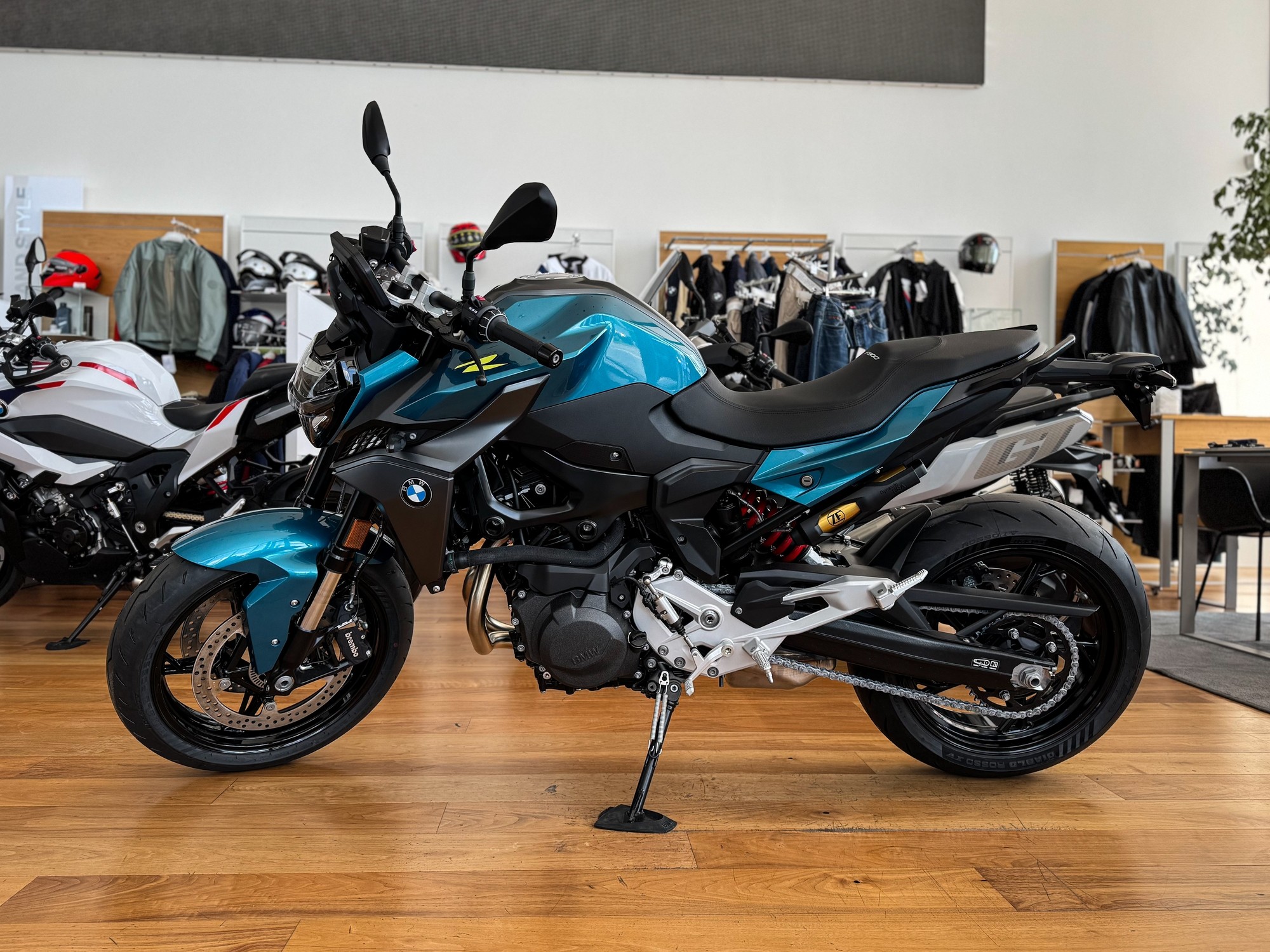 F 900 R