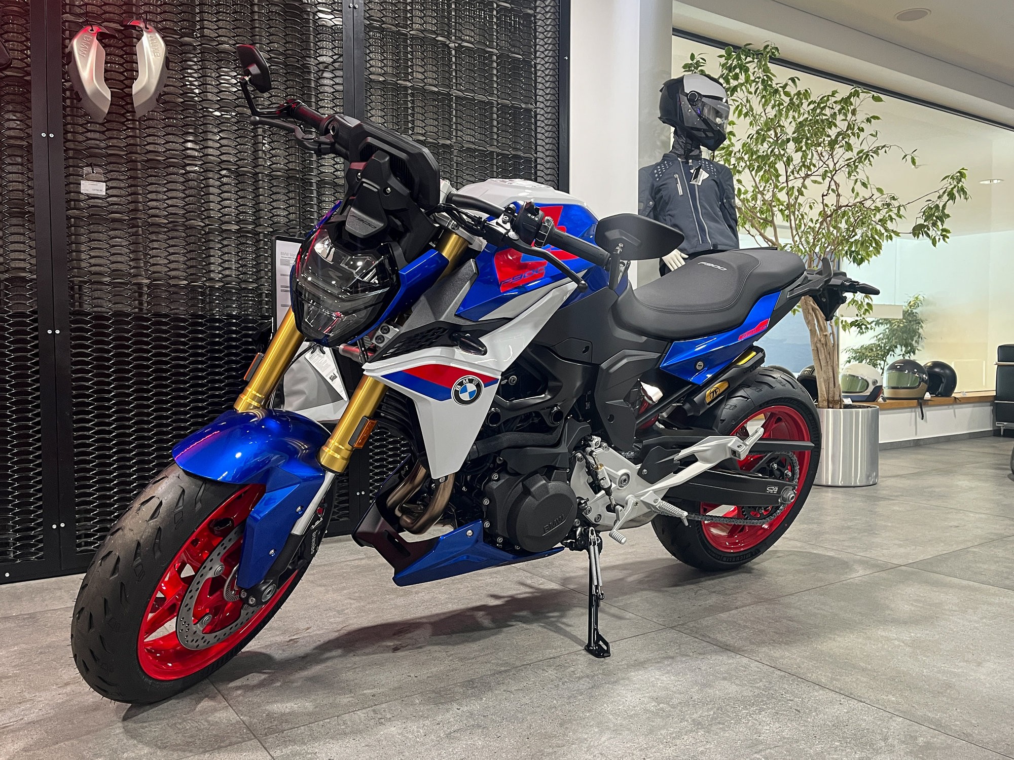 F 900 R